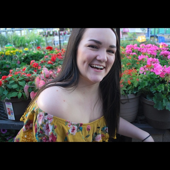 Meet your Posher, Loni - Picture 1 of 1